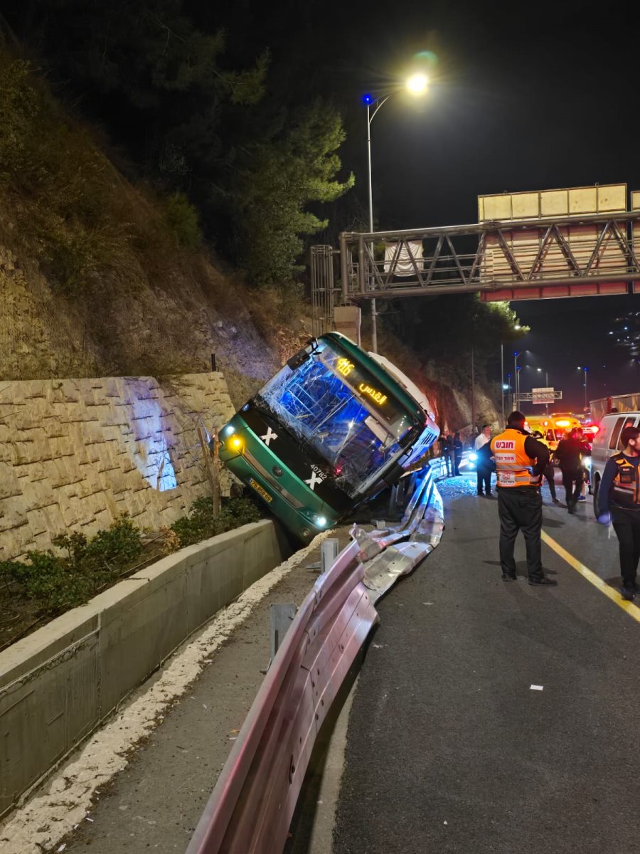 האוטובוס שהתהפך בכניסה לירושלים. צילום: קבוצת מדברים תקשורת
