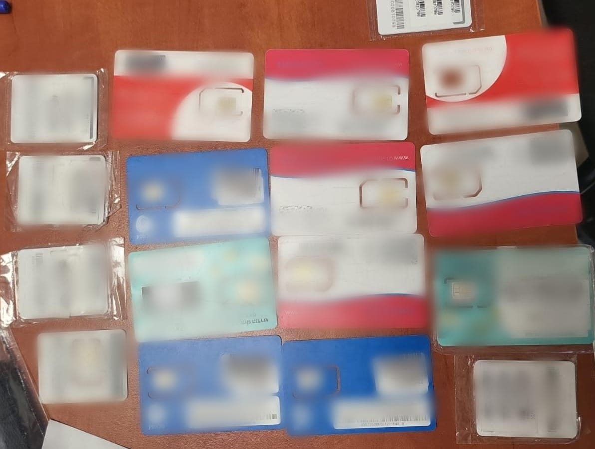 כרטיסי האשראי שנמצאו בבית הגנב. צילום: דוברות המשטרה כרטיסי האשראי שנמצאו בבית הגנב. צילום: דוברות המשטרה