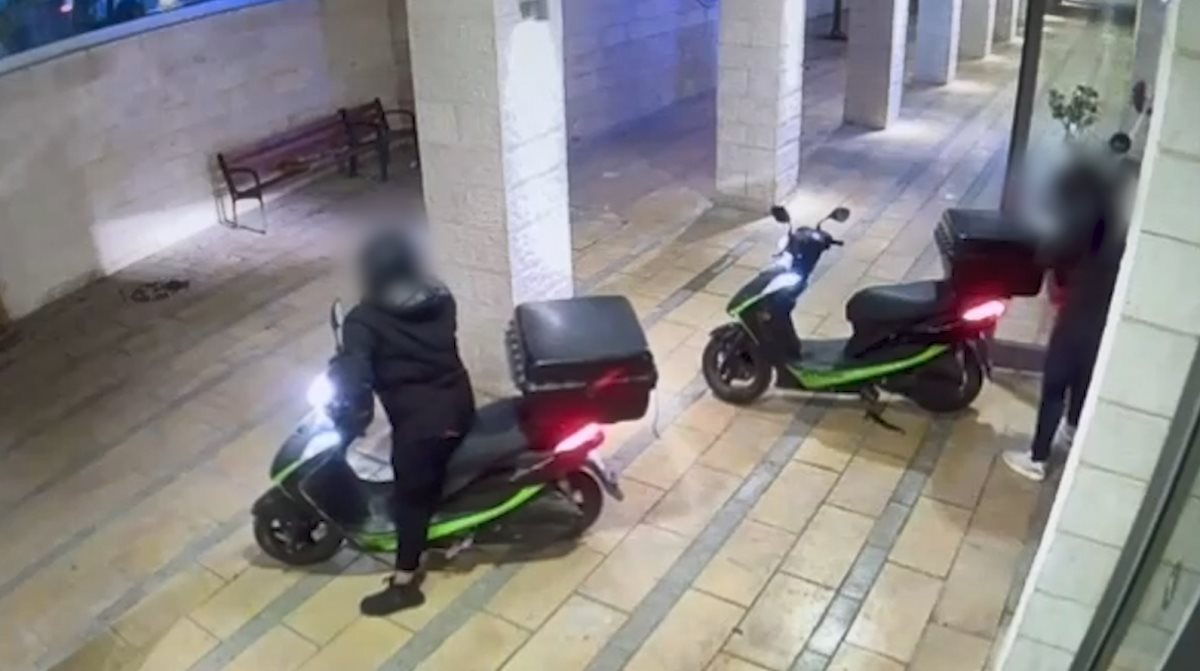 הגנבים בפיצרייה. צילום: דוברות המשטרה הגנבים בפיצרייה. צילום: דוברות המשטרה