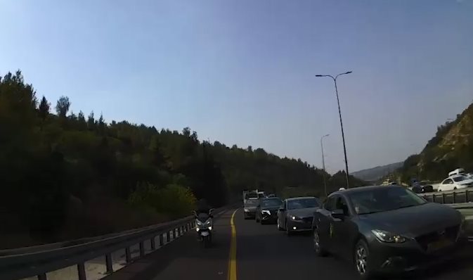 תפיסת החשוד בכביש 1. צילום: דוברות המשטרה תפיסת החשוד בכביש 1. צילום: דוברות המשטרה