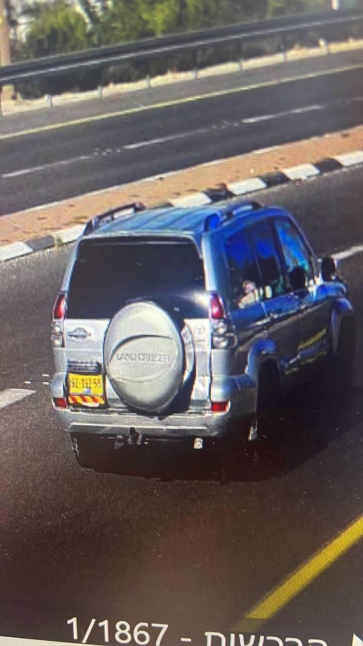 הרכב החשוד כפי שתועד במצלמות הדרך. פרסום לפי סעיף 27א לחוק זכויות יוצרים