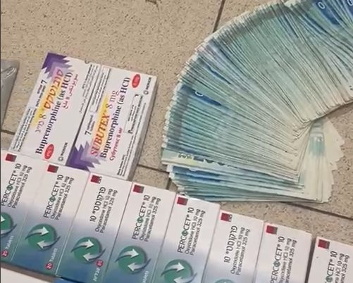 הכסף והתרופות שנתפסו. צילום: דוברות המשטרה הכסף והתרופות שנתפסו. צילום: דוברות המשטרה