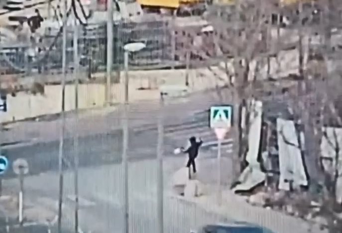 הנער בן ה-12 מיידה אבנים. צילום: דוברות המשטרה הנער בן ה-12 מיידה אבנים. צילום: דוברות המשטרה