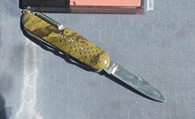 הסכין שבה ניסתה האישה לדקור את המתפללים. צילום: דוברות המשטרה הסכין שבה ניסתה האישה לדקור את המתפללים. צילום: דוברות המשטרה