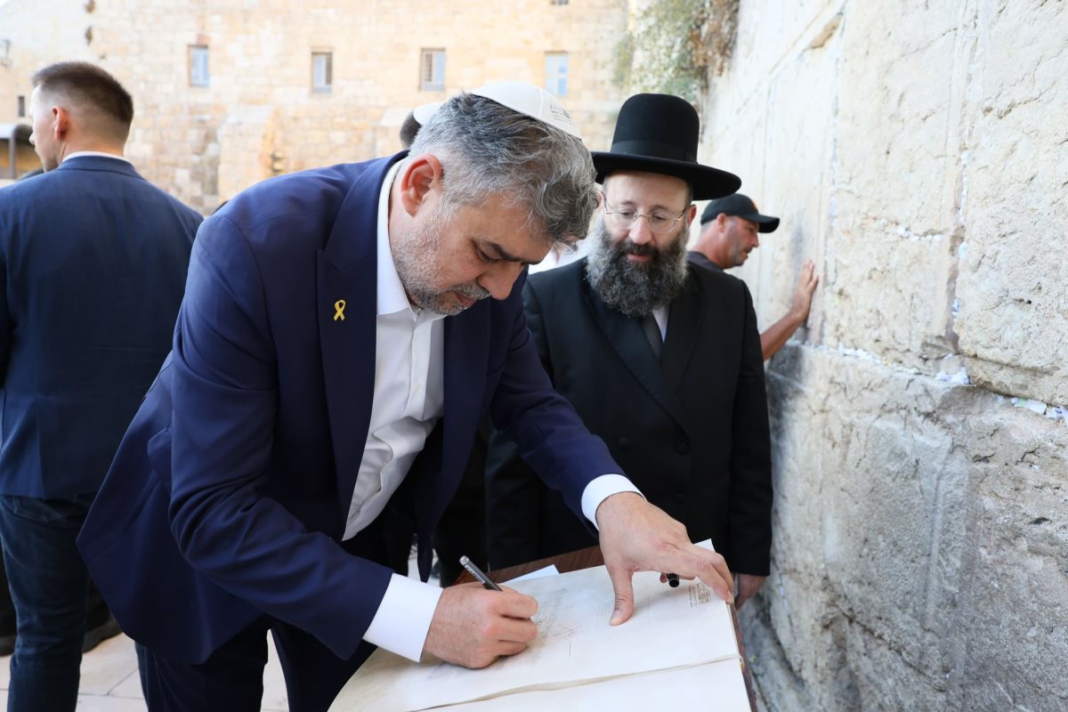ראש ממשלת רומניה מרצ'ל צ'ולאקו בכותל המערבי. צילום: הקרן למורשת הכותל ראש ממשלת רומניה מרצ'ל צ'ולאקו בכותל המערבי. צילום: הקרן למורשת הכותל