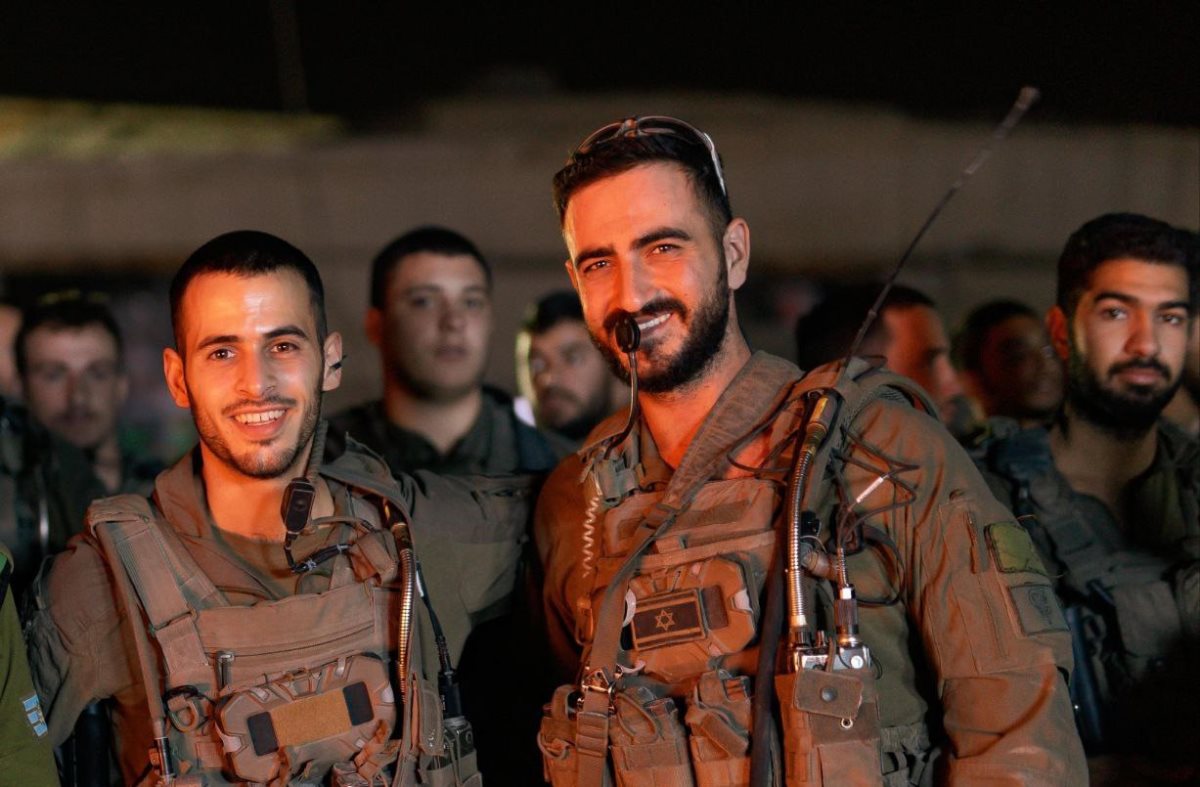 דביר בן ציון רווח הי"ד (מימין) עם איתן ישראל שכנזי הי"ד, שבועות ספורים לפני נפילתם דביר בן ציון רווח הי"ד (מימין) עם איתן ישראל שכנזי הי"ד, שבועות ספורים לפני נפילתם