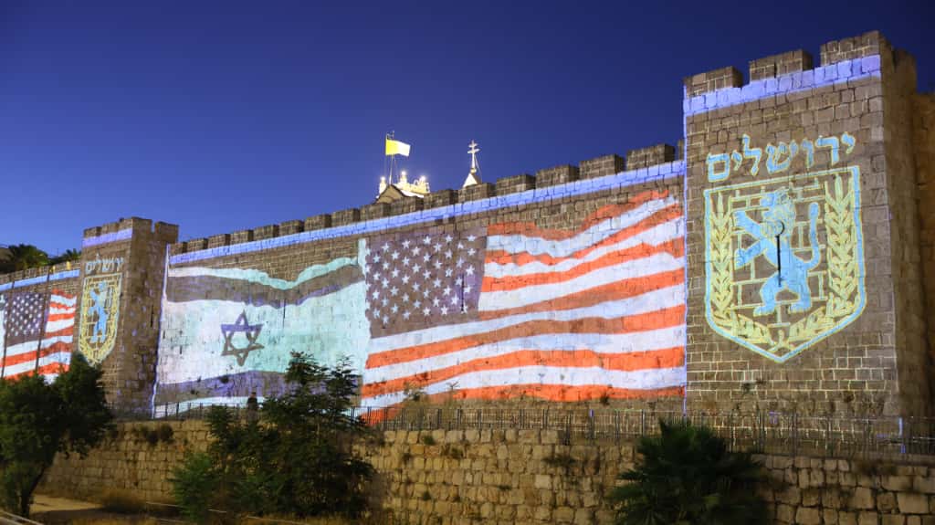 החומות בצבעי הדגל | ארנון בוסאני החומות בצבעי הדגל | ארנון בוסאני