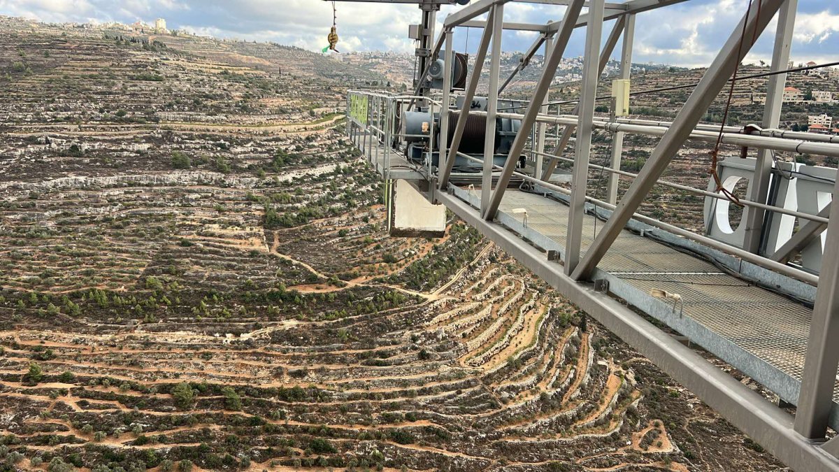 משרד המכירות התלוי. צילום: ישראל לב