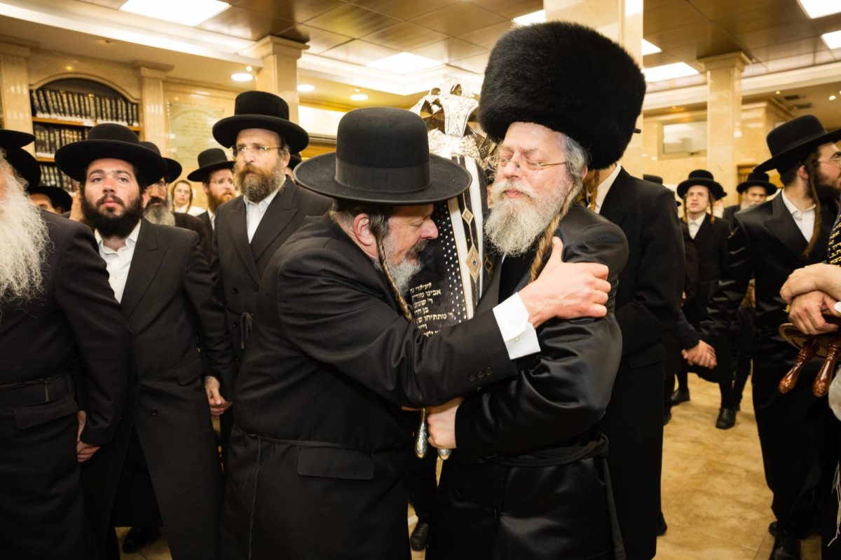 הכנסת ספר תורה קרית צאנז. אלחנן קוטלר הכנסת ספר תורה קרית צאנז. אלחנן קוטלר