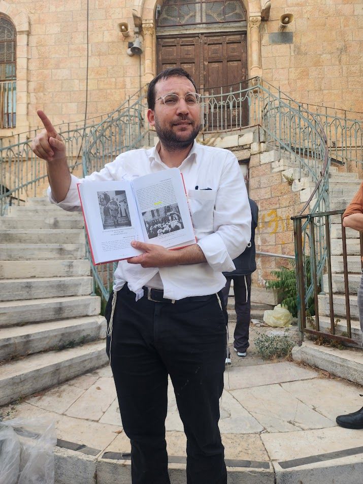 יופי נדיר. ישראל שפירא בחזית הארמון