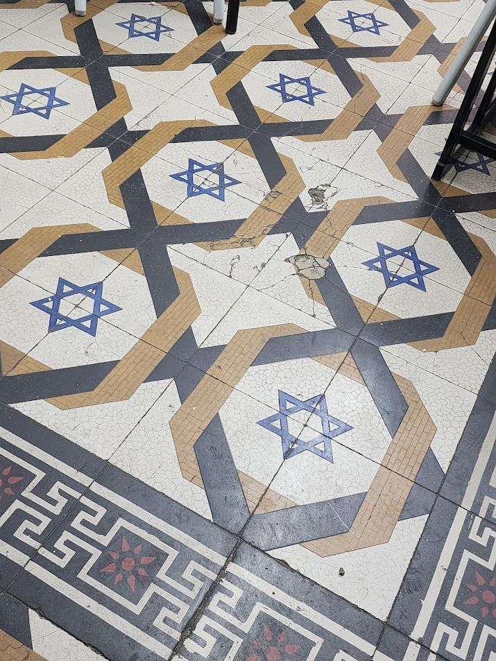 אריחים בצורת מגן דוד. מחדרי הארמון. ישראל שפירא