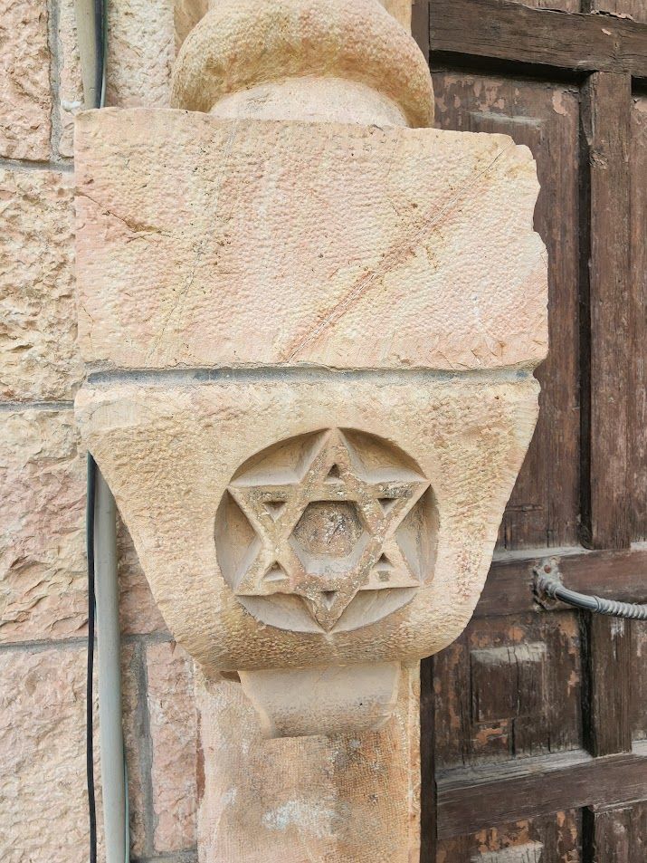 עיטורים מרהיבים בבית המשיח. ישראל שפירא