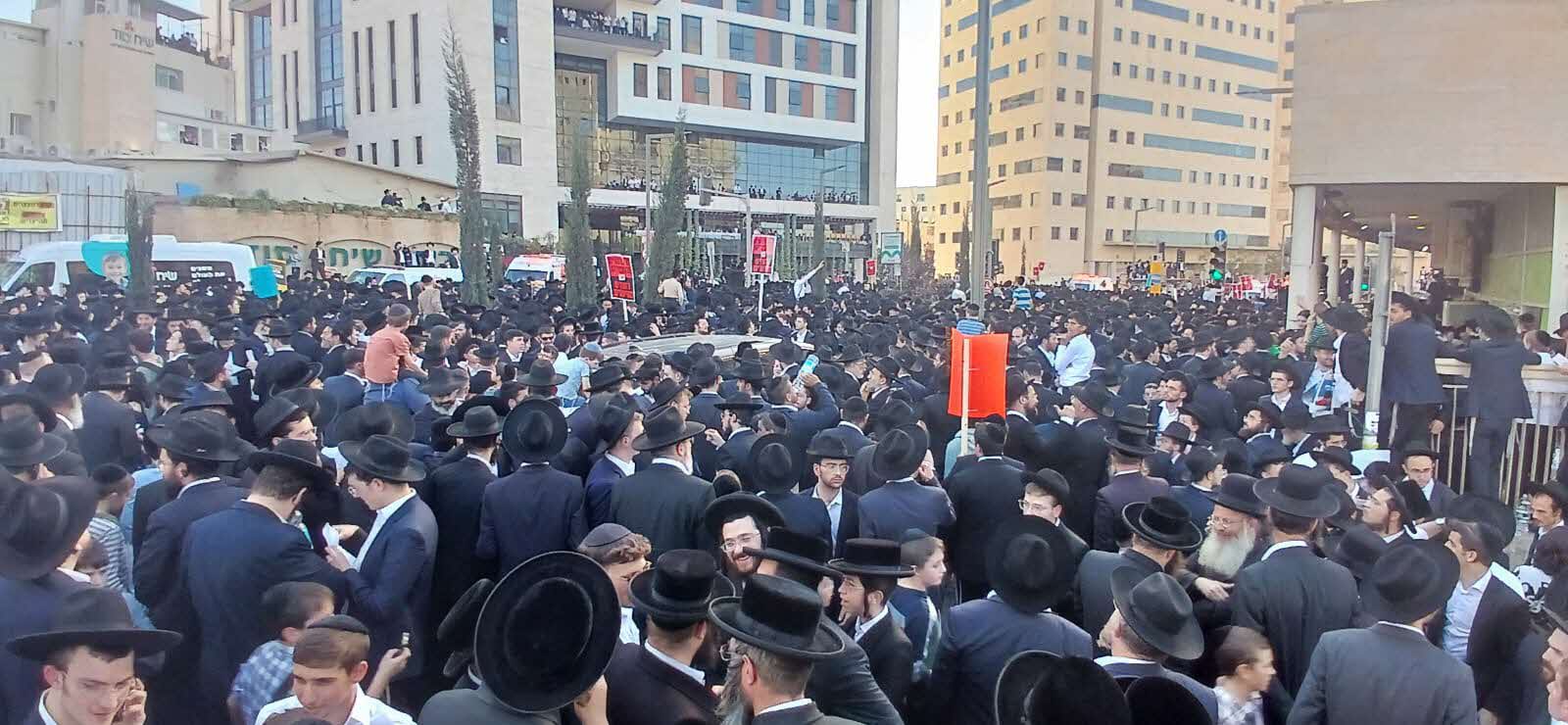 ההמונים בעצרת. מ' מיכאלי