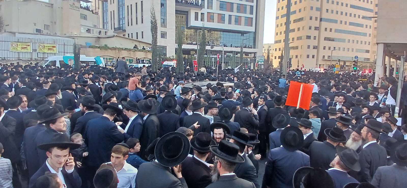 ההמונים בעצרת. מ' מיכאלי ההמונים בעצרת. מ' מיכאלי