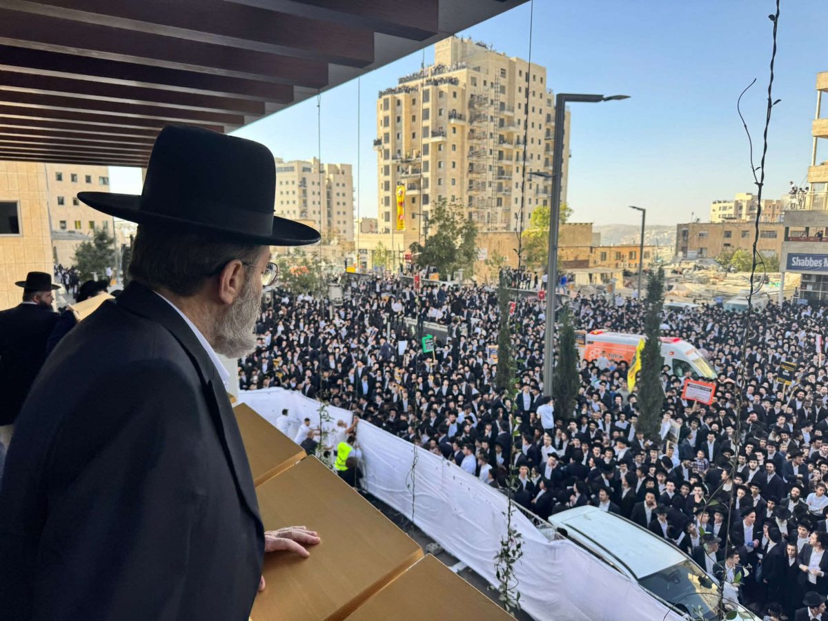 הרב משה גפני משקיף על הרבבות מהמשפרסת ברח' ירמיהו 33. דב בער הכטמן