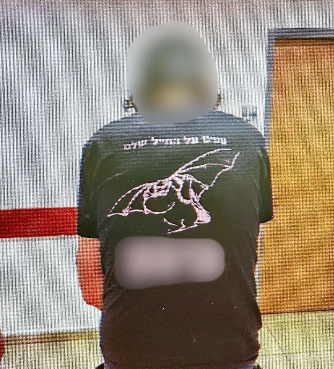 הגנב עם חולצת בעלי הבית | דוברות המשטרה הגנב עם חולצת בעלי הבית | דוברות המשטרה