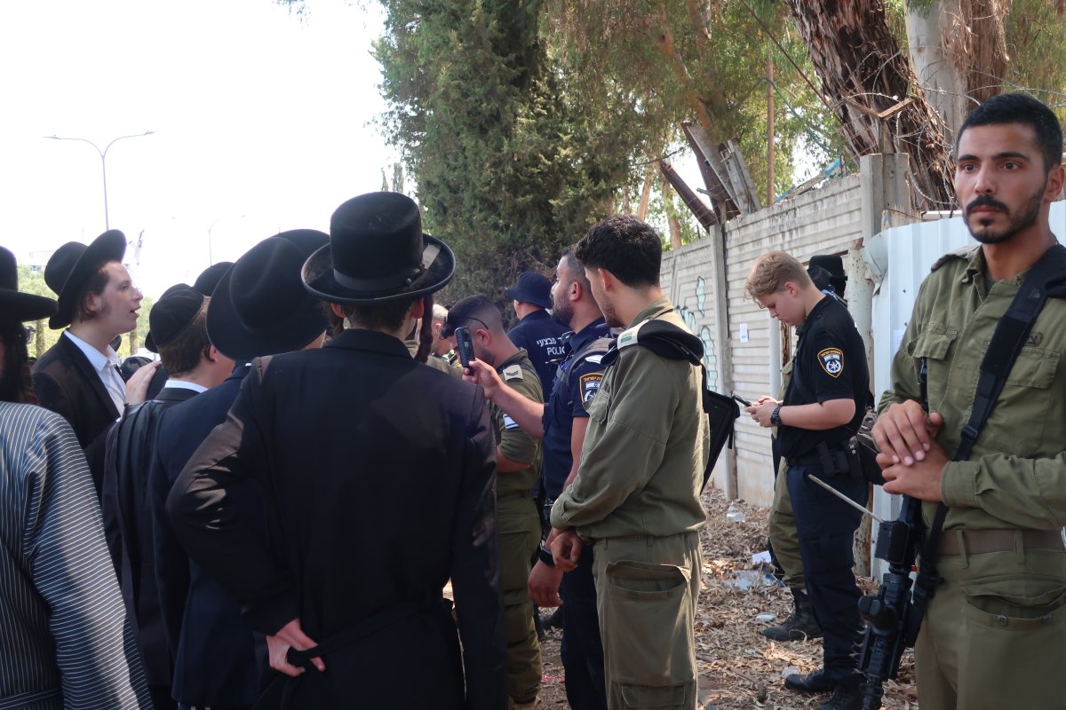 הפגנה נגד הגיוס | shutterstock