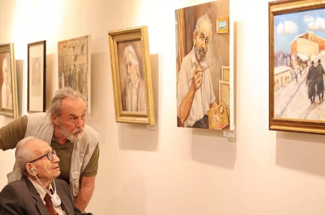 סאליק כץ מול יצירותיו בתערוכה | צילום: אורית רוזנפלדר