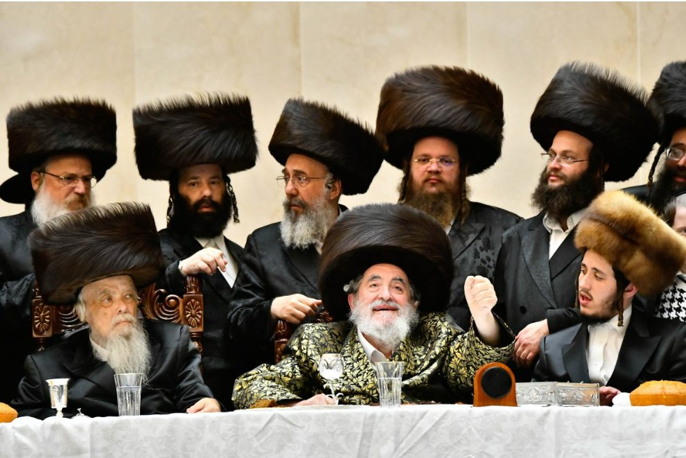 התמונה האחרונה לפני מס&#39; שבועות באירוסי נכדו בחצר ויז&#39;ניץ (משמאל לאדמו&quot;ר שליט&quot;א) | צילום: שוקי לרר