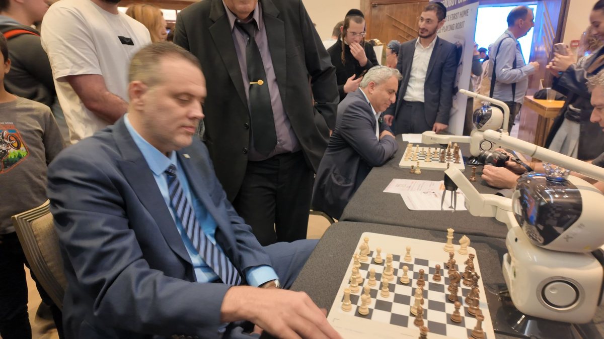 השר מיקי זוהר מתמודד נגד הרובוט החדשני