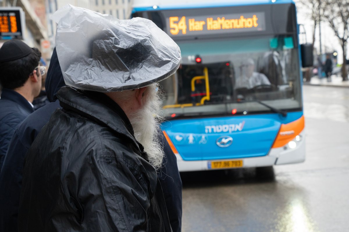 ממתינים לאוטובוס (שמתייקר) | אילוסטרציה שאטרסטוק