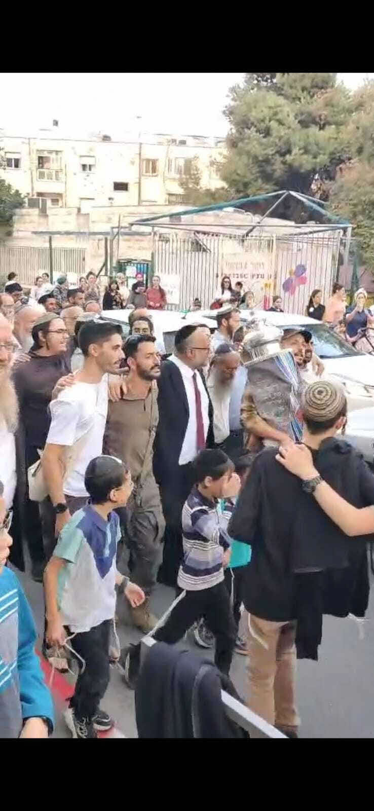 הכנסת ספר תורה בקרית משה. מתוך התיעוד של קוטלר