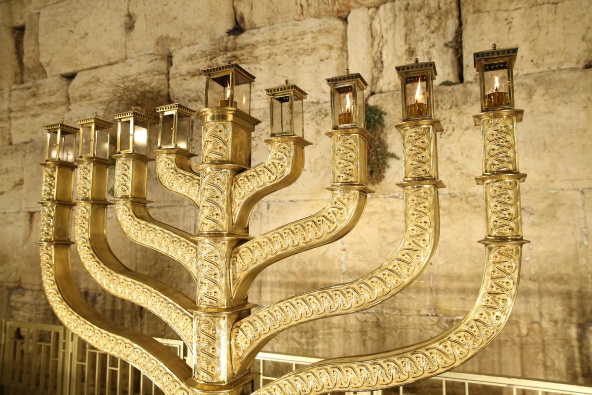 חנוכיית הענק בכותל | הקרן למורשת הכותל