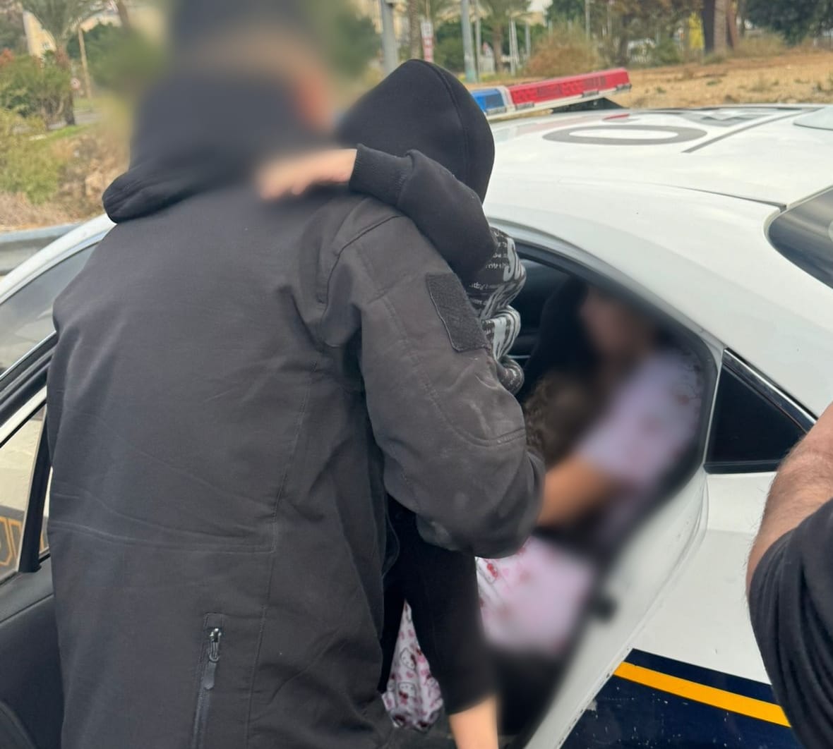 האשה וילדיה מחולצות בידי המשטרה | דוברות המשטרה