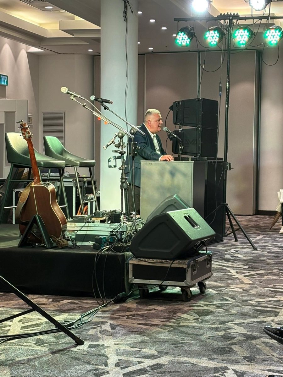 הדלקת נרות חנוכה ביד לבנים. יד לבנים