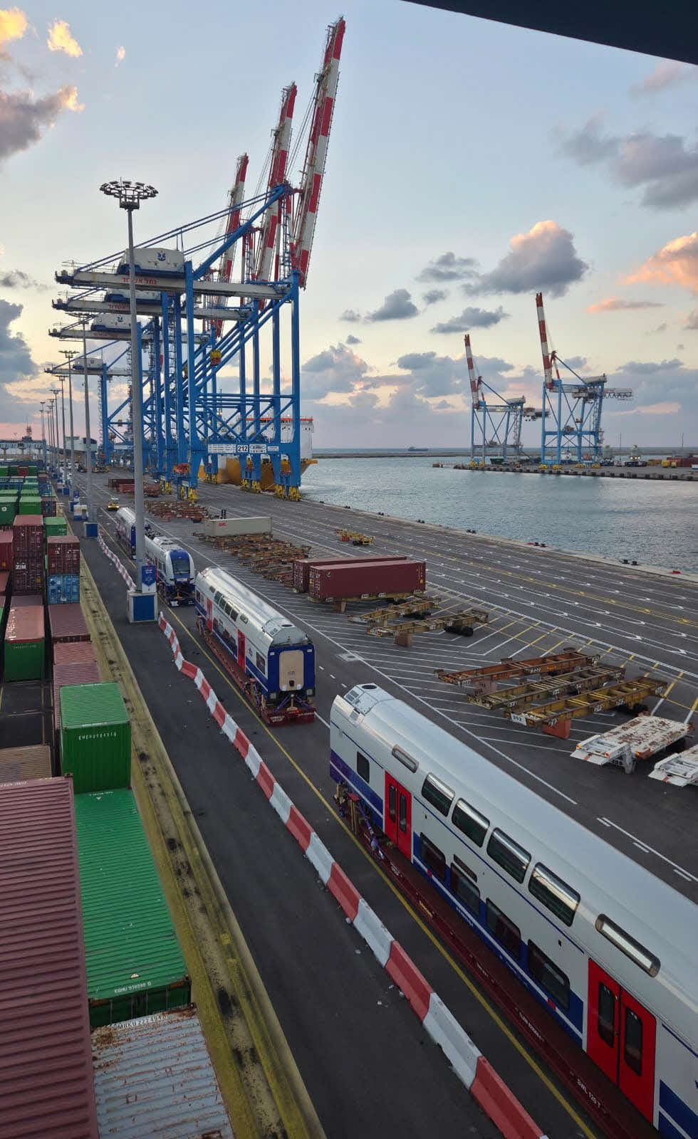 פריקת קרונות הרכבת בנמל. מתניה שמחי