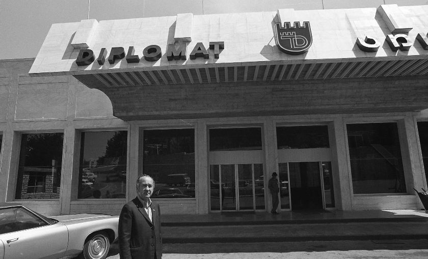 חיים שיף האב, על רקע מלון דיפלומט בירושלים | צילום: אורבך עליזה / הספריה הלאומית