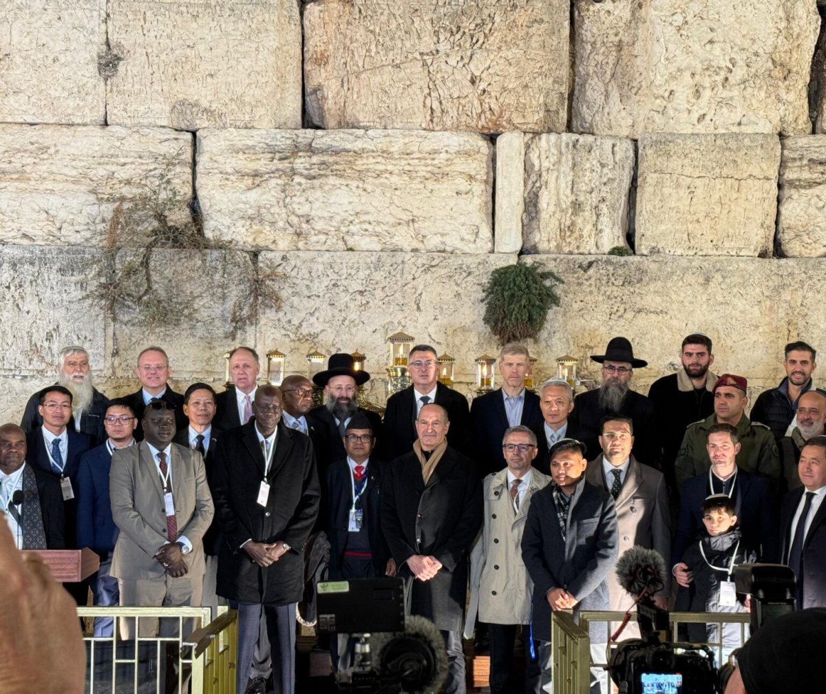 תמונת השגרירים בכותל - אחד חסר | הקרן למורשת הכותל