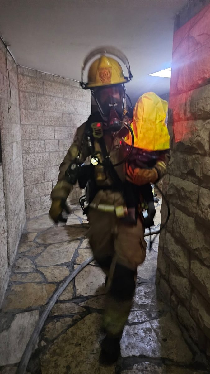 התינוקת מחולצת על ידי כבאי | כבאות והצלה