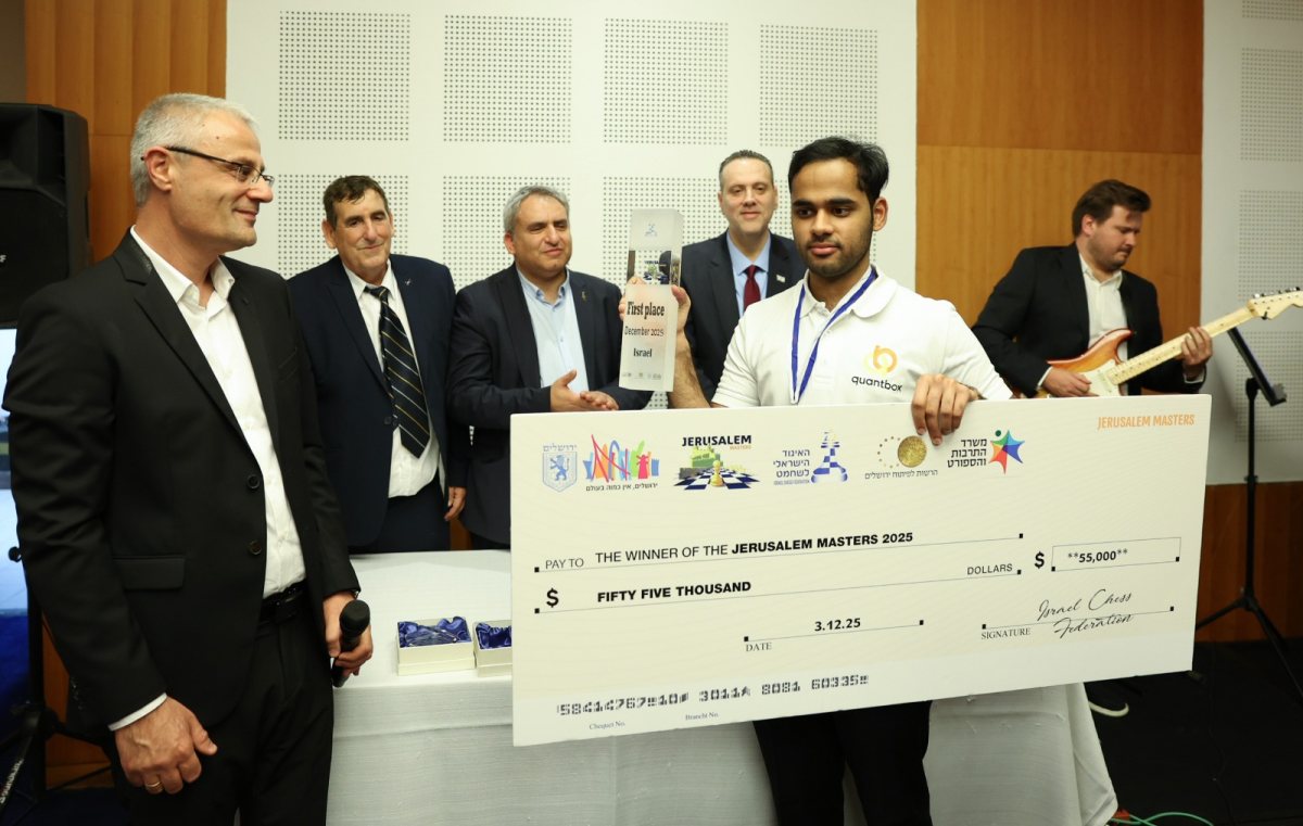 האלוף והפרס | צילום: יואב ניסנבאום – איגוד השחמט