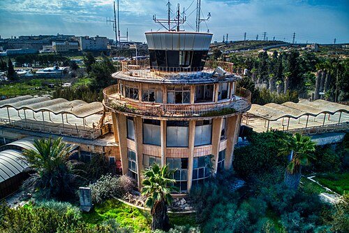 מגדל הפיקוח בעטרות. חגי אגמון שניר/ ויקיפדיה