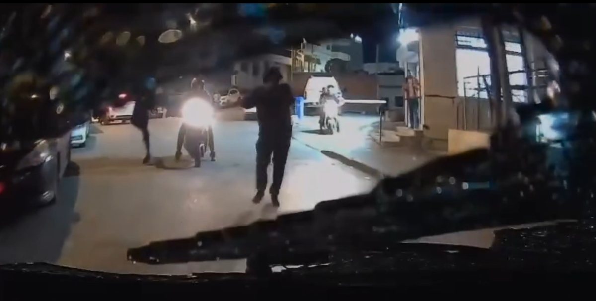 התיעוד ממצלמת הרכב מבעד לשמשה המנופצת התיעוד ממצלמת הרכב מבעד לשמשה המנופצת