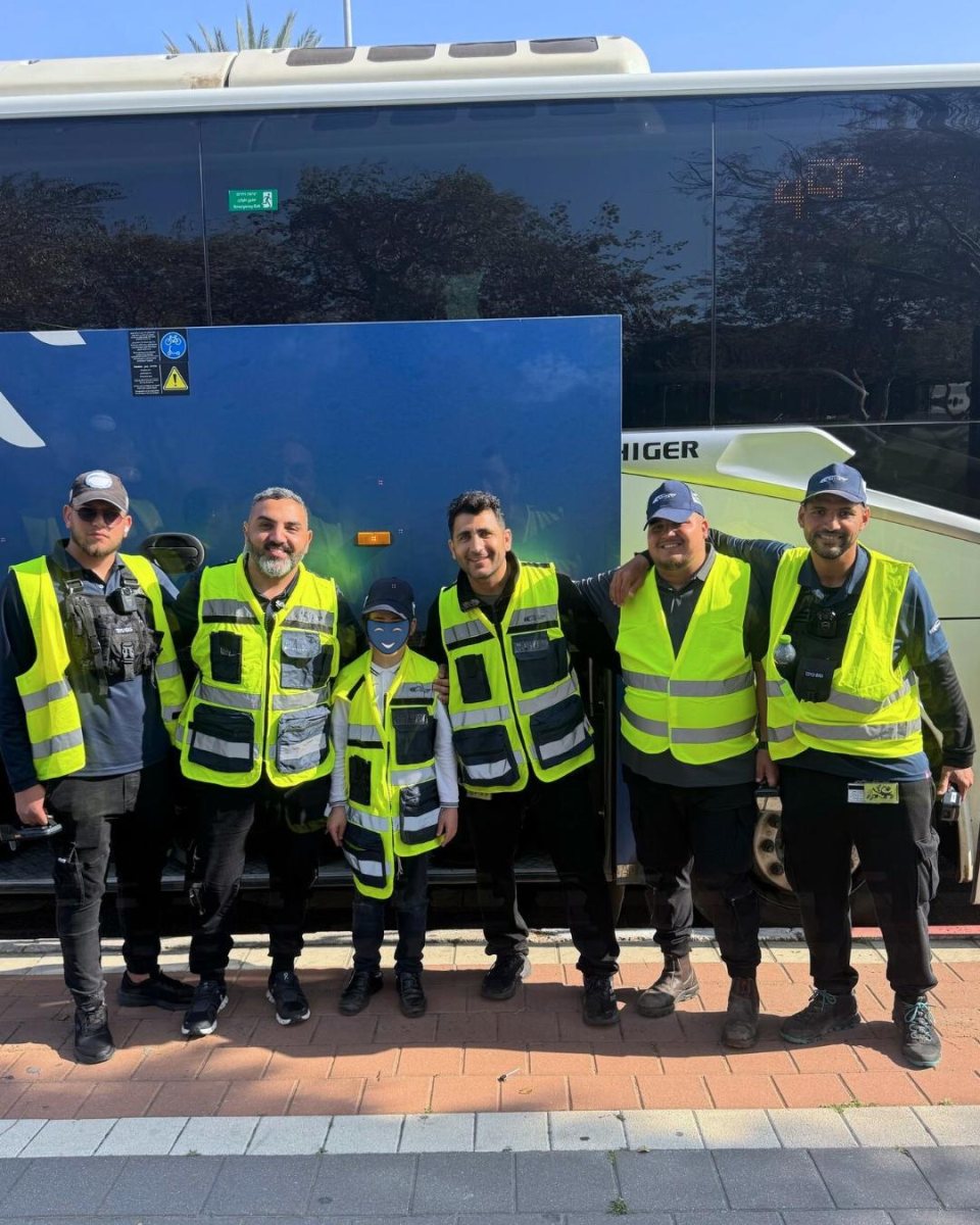 בתמונה: ילד מאשדוד שהתחפש למבקר בחברת דן בדרום והצטלם עם המבקרים לפני העלייה לאוטובוס לירושלים