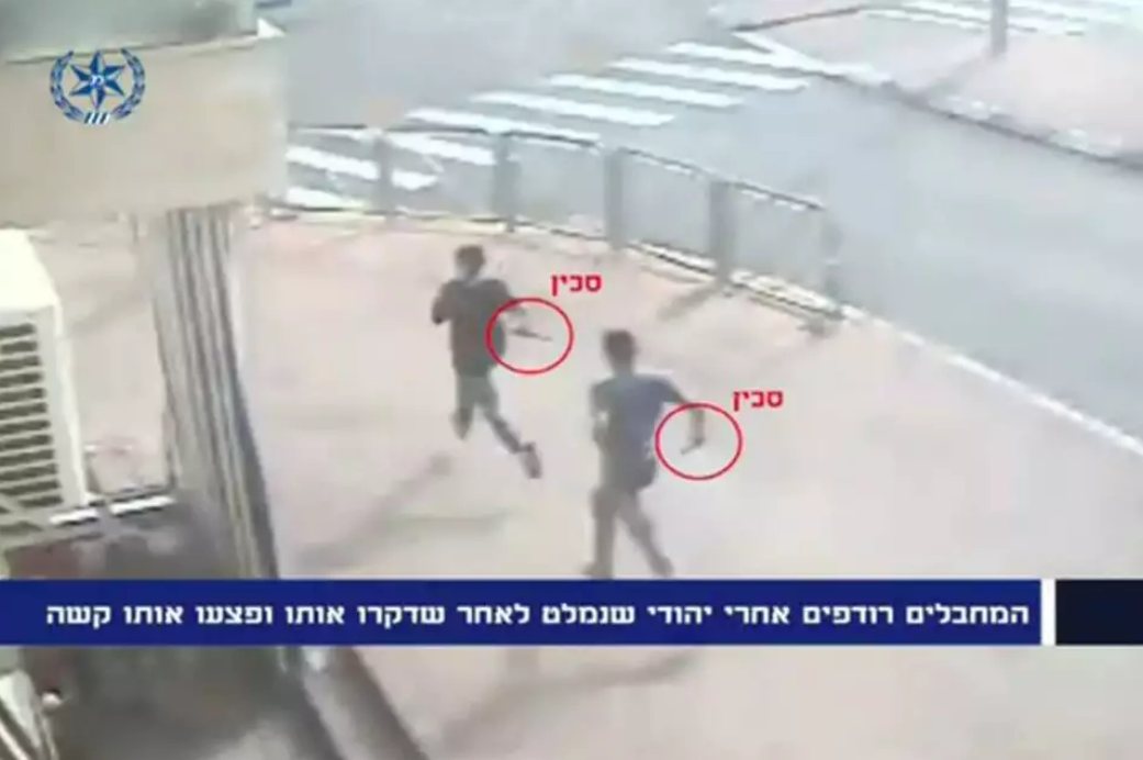 שני המחבלים לאחר שביצעו את הדקירה
