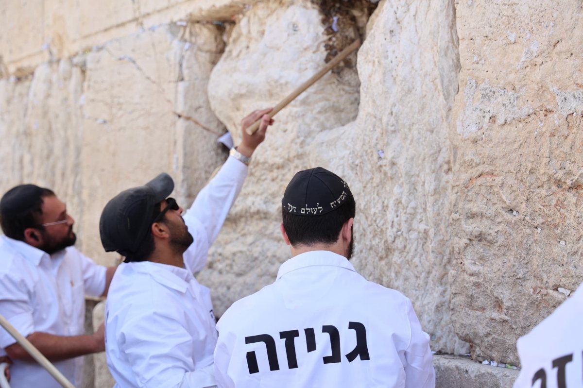 פינוי הפתקים | דוברות קרן למורשת הכותל