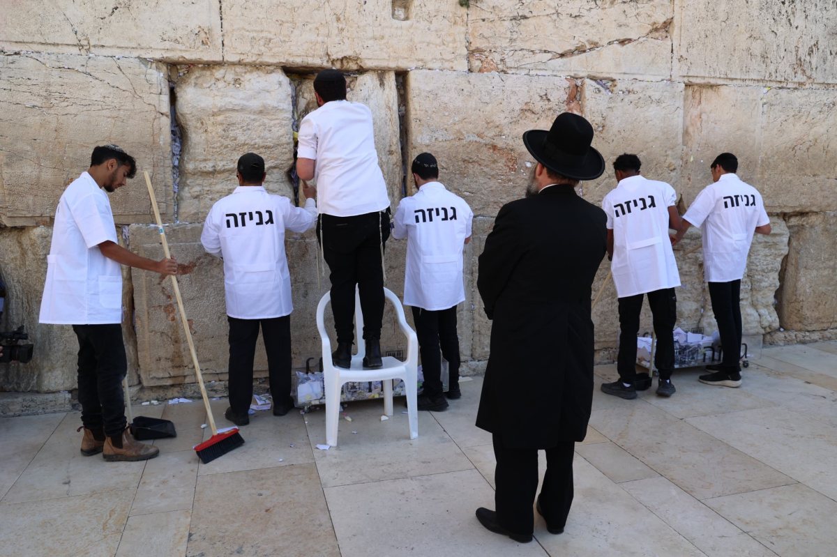 פינוי הפתקים | דוברות קרן למורשת הכותל