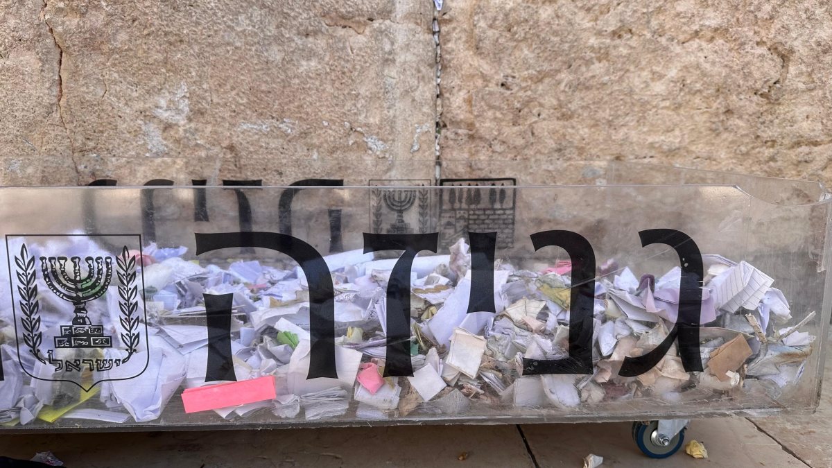 פינוי הפתקים | דוברות קרן למורשת הכותל