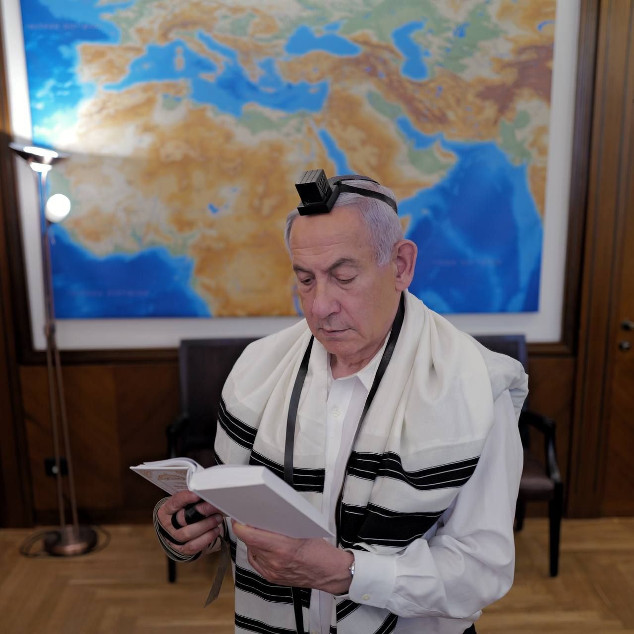 ראש הממשלה עם תפיליו של הלוחם הי"ד | שימוש לפי סעיף 27א
