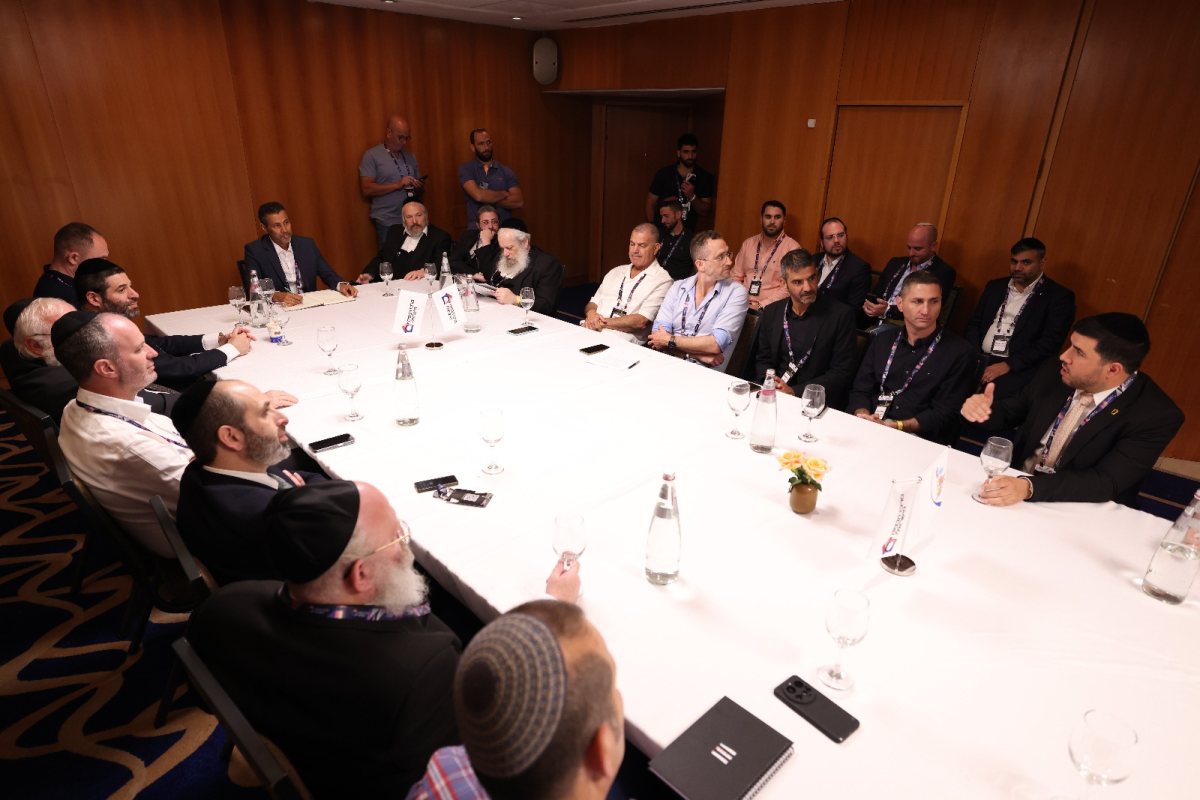 "השולחן הגדול" סביב השולחן המרובע בוועידה