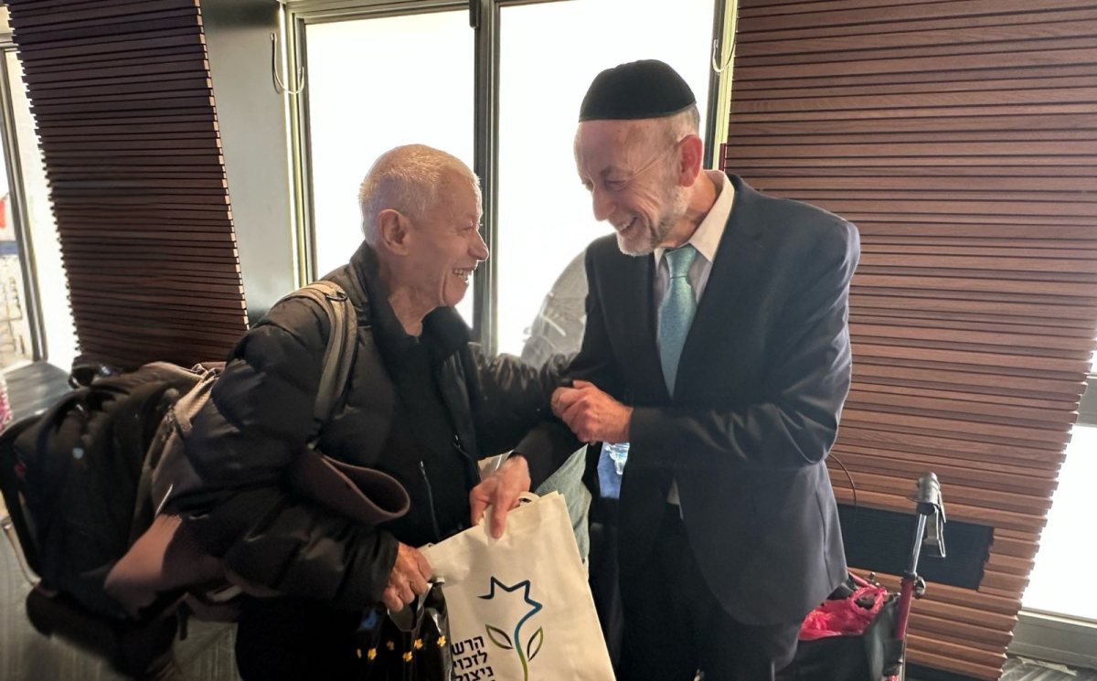 סגן השר מקלב עם אחד מניצולי השואה | לשכת השר סגן השר מקלב עם אחד מניצולי השואה | לשכת השר