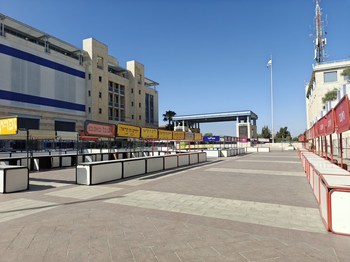 ההיערכות לשבוע הספר בכיכר ספרא. צילום: עיריית ירושלים