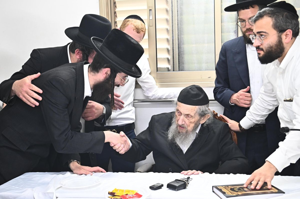 המלמדים מתברכים מפי ראש הישיבה | צילום: שוקי לרר