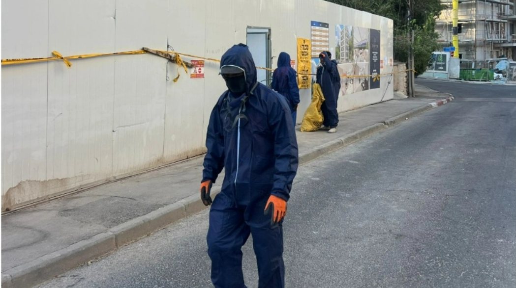 העובדים בחליפות ההגנה | מקור: אריה קינג העובדים בחליפות ההגנה | מקור: אריה קינג