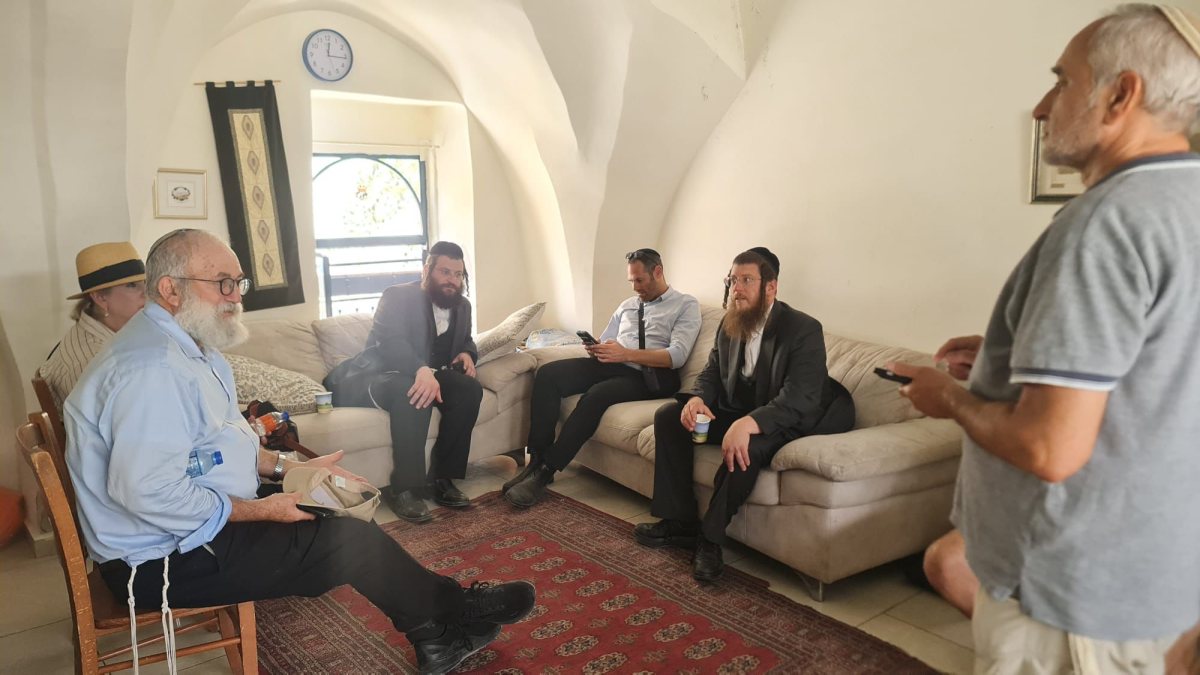הרב ברים (יושב מימין) בבית הסב הי"ד | דוברות עיריית ירושלים הרב ברים (יושב מימין) בבית הסב הי"ד | דוברות עיריית ירושלים