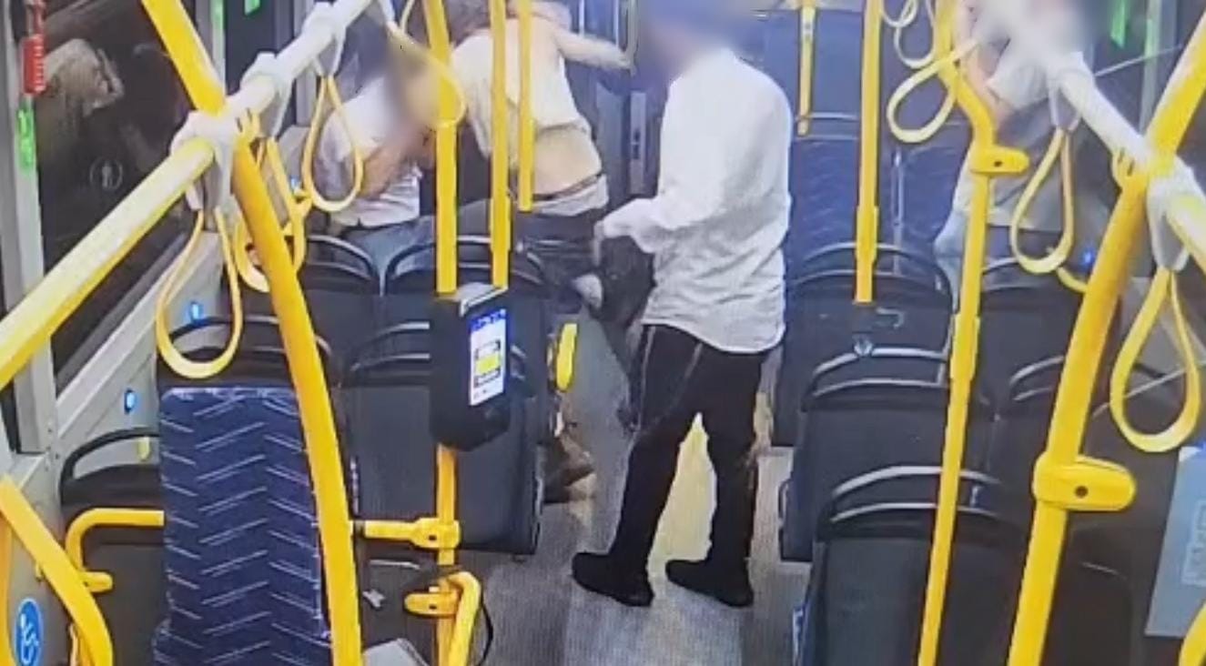 אלימות באוטובוס. דוברות המשטרה אלימות באוטובוס. דוברות המשטרה