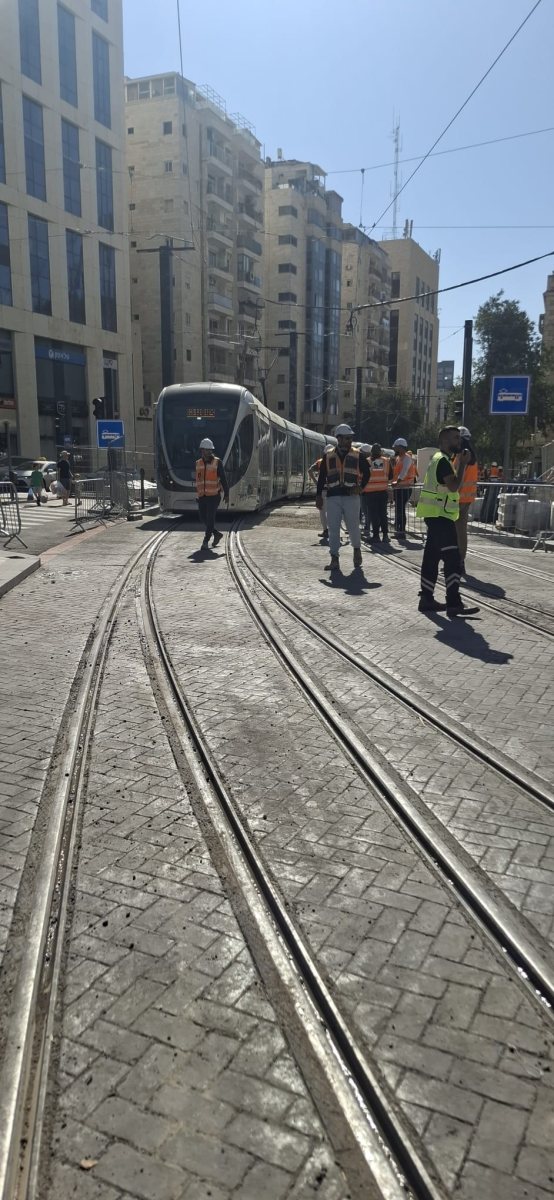 הרכבת הקלה חוצה את צומת שרי ישראל | צילום: שפיר - מיכאל אחדות הרכבת הקלה חוצה את צומת שרי ישראל | צילום: שפיר - מיכאל אחדות